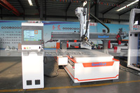 Changeur d'outils automatique Cnc fleur 9kw, outil de traitement de routeur du bois à 4 axes avec tête pivotante, revêtement ATC Cnc