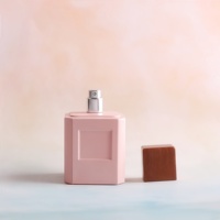 Nouveau design, flacon de parfum en verre de 110 ml, forme unique, vaporisateur à pompe, impression sérigraphique, estampage doré, diffuseur de parfum DONGFANG GLASS