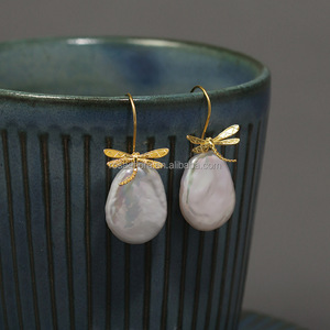 Pendientes Colgantes de Libélula Rosaeflora "Chance Encounter" en Plata de Ley 925 con Perlas Barrocas de Agua Dulce, Joyería Fina - Product Image 2