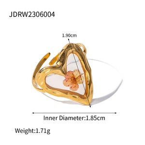 Bague INS Fashion haut de gamme en fleur de prunier stabilisée, plaquée or 18 carats, en acier inoxydable, avec fleur séchée en résine en forme de cœur - Product Image 3