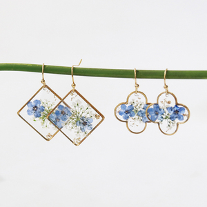 Orecchini Pendenti Personalizzabili in Resina Argentata, Gioielli in Resina con Design a Fiori Secchi con Fiore Non ti Scordar di Me, Gioielli ODM - Product Image 6