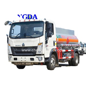Nuevo usado 4*2 Sinotruck Howo 5000 litros 5000L 8000L Mini pequeño camión <span class=keywords><strong>cisterna</strong></span> <span class=keywords><strong>de</strong></span> aceite ligero camión tanque <span class=keywords><strong>de</strong></span> combustible camiones precio - Product Image 1
