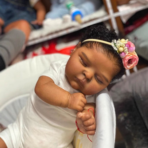 19 Zoll Reborn Baby Puppe Lebensechte Schlafende Neugeborene Puppe Schwarzes Mädchen 3D-Hautton mit Sichtbaren Adern Handgeimplantierte Lockige Haare M059 - Product Image 3