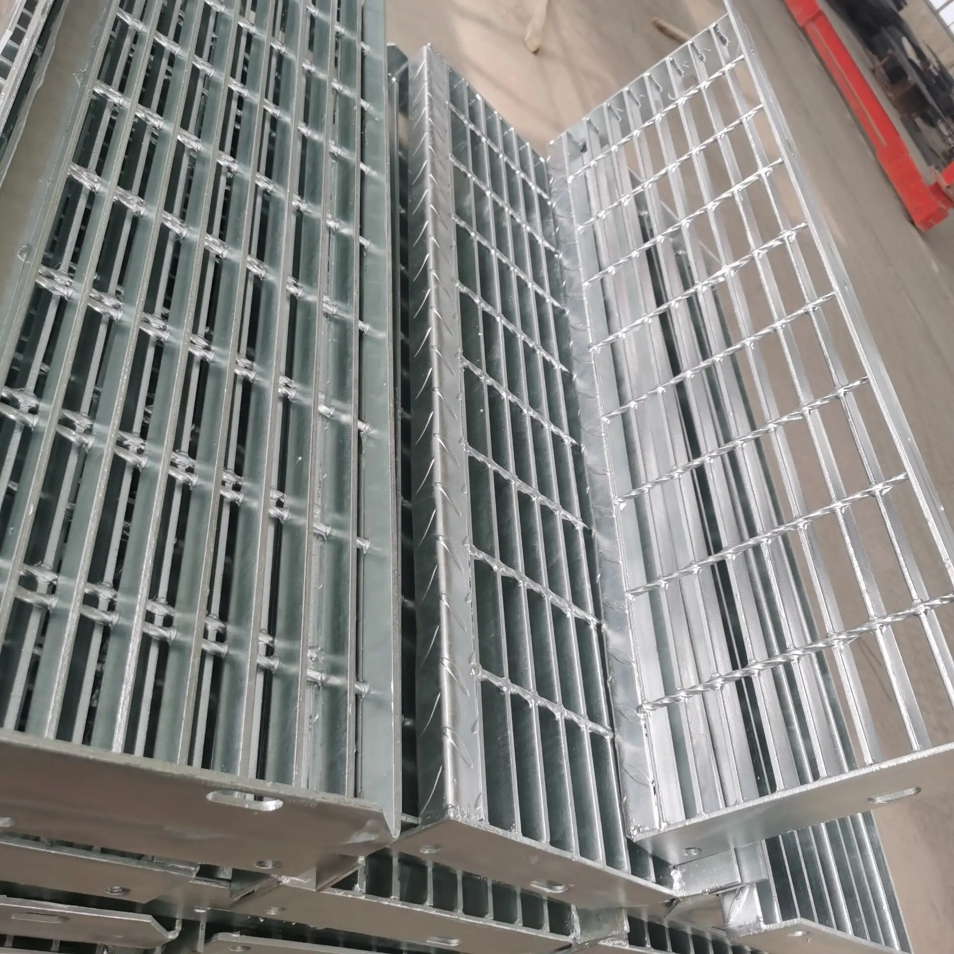 बाहरी गैल्वेनाइज्ड लोes विरोधी गैर पर्ची लोहे स्टील ग्रेटिंग धातु प्लेट सीढ़ी टेड्स
