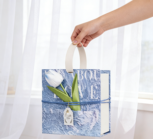 Caja de Regalo Ecológica con Diseño de Tulipán al Estilo Pintura al Óleo, con Asa, Hecha de Papel Grueso Especial con Laminado Mate y Forro de Esponja - Product Image 5