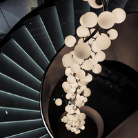 Lampe suspendue longue et créative de style postmoderne, luminaire suspendu unique pour l'entrée d'une villa duplex, la réception d'un restaurant et une galerie