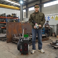 Machine de nettoyage laser à fibre pulsée portative 500W avec mesure de distance pour l'élimination des résidus de moisissures et la remise à neuf des meubles anciens