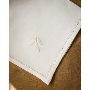 Ensemble de serviettes de table en lin brodées à la main, élégantes, pour dîner et réceptions - Product Image 6