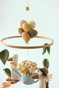 Accessori per la cameretta del bambino, mobile da culla personalizzato in feltro con animali da fattoria e palloncini, regalo personalizzato per neonati - Product Image 2