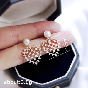 Boucles d'oreilles pendantes en forme de cœur plaquées or avec perles d'imitation, bijoux de mariage pour femmes, style romantique, boucles d'oreilles en alliage de zinc - Product Image 4