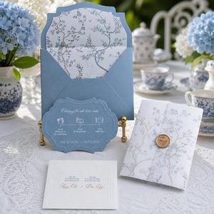 Lot d'invitations de mariage en vélin bleu poussière avec enveloppe portefeuille, carte de programme découpée et sceau doré pour mariage asiatique - Product Image 3