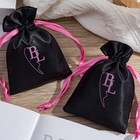 Pochette en satin de soie avec logo personnalisé de haute qualité cadeau avec cordon de serrage en gros pour extensions de cheveux emballage de sac en satin noir réutilisable