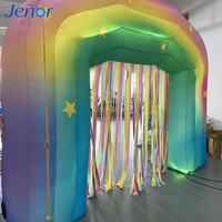 Arche gonflable de Noël en forme de bonbon mignon pour la décoration de scène et la publicité lors des fêtes du Nouvel An et des parcs d'attractions.