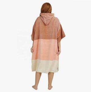 Chine Usine Personnalisé Contraste Couleurs À Capuche Plage Surf Éponge À <span class=keywords><strong>Langer</strong></span> Robe Serviette Poncho pour Enfants Adultes - Product Image 3