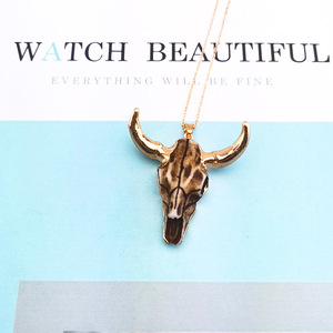 Nuova Collezione in Vendita: Collana Punk con Ciondolo a Testa di Toro in Resina Placcata Oro, Stile Vintage Western Cowboy, Personalizzabile all'Ingrosso - Product Image 3