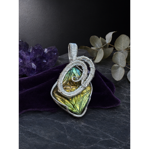 Colgante de Labradorita con Tallado Floral - Una Cautivadora Fusión de Belleza y Arte - Product Image 3