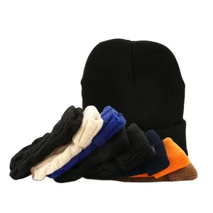 사용자 정의 도매 따뜻한 겨울 모자 아크릴 자카드 니트 모자 짠 라벨 로고 Pom Pom 비니