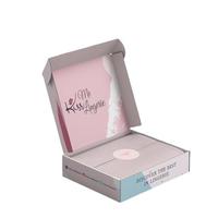 Boîte en carton gris clair avec impression personnalisée à l'intérieur, pliable, en carton ondulé, pour l'expédition de lingerie, de vêtements ou de cadeaux.