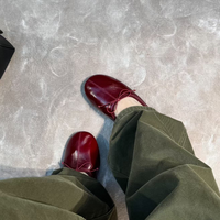 Chaussures plates pour femmes 2026 en cuir de vachette plissé blanc laiteux, avec surpiqûres centrales et lacets élastiques, style décontracté polyvalent