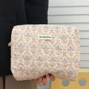Wholesale Handmade Floral Cotton Zipper Quilted Bag Soft Cotton <b>Makeup</b> Brushes <b>Storage</b> Bag Floral <b>Makeup</b> Bag - Product Image 5
