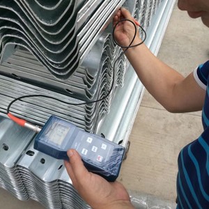 Barandilla de Seguridad Tipo W de <span class=keywords><strong>4</strong></span>.0 mm, 550 g, Acero Galvanizado, Barrera de Seguridad para Carreteras - Product Image 3