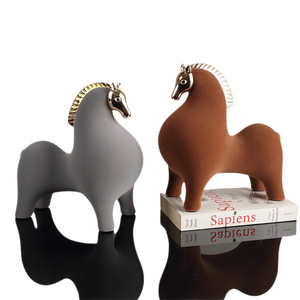 Figura de Caballo Minimalista Moderna, Decoración de Resina para el Hogar, Adorno Artesanal para Escritorio - Product Image 5