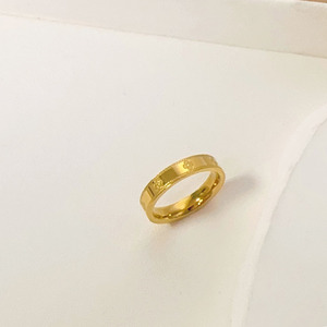 แหวนสแตนเลสสตีลชุบทอง 18K PVD ลายโคลเวอร์สำหรับผู้หญิง |   ดีไซน์มินิมอล กันน้ำ ป้องกันอาการแพ้ และไม่ซีดจาง - Product Image 3