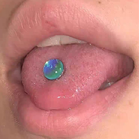 Anting-anting titanium ASTM F136 dengan zircon opal berpotongan Asscher, ulir dalam, model labret stud, cocok untuk tindik hidung, telinga, gaya punk, dan pernikahan.