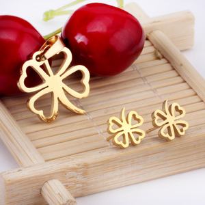 Ensemble de bijoux en gros pour femmes : collier et boucles d'oreilles en acier inoxydable plaqué or 18 carats avec pendentif porte-bonheur - Product Image 1