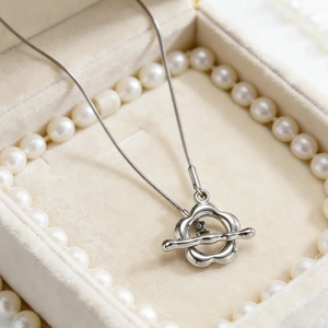 Elegante Collar de Acero Inoxidable 304 Chapado en Oro de 18K con Diseño de Flor Hueca de Cinco Pétalos y Cadena de Serpiente Hipoalergénica con Cierre OT para Mujer - Product Image 3