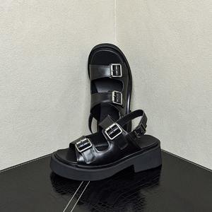 Sandalias de plataforma con hebilla metálica de estilo oscuro para hombre, de cuero genuino, de alta gama, con punta abierta, que aumentan la altura en 6 cm, para verano. - Product Image 2