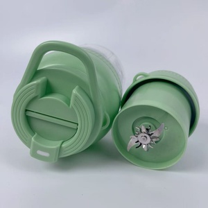 בלנדר ומיץ חשמלי נייד אלחוטי, נטען ב-USB, מיני-מכונת שייקים למיץ תפוזים וירקות טריים - Product Image 1