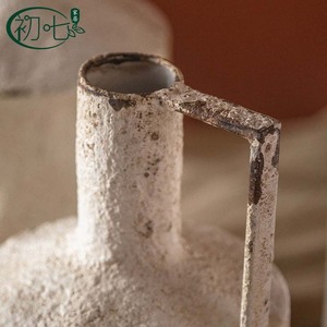 Jarrón de metal rústico con asa para decoración del hogar y arreglos florales - Product Image 2