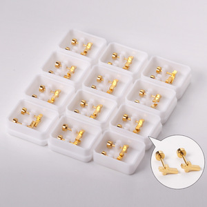 ต่างหูแบบครอสสตั๊ด ชุบทอง สแตนเลสสตีล เครื่องประดับแฟชั่นสำหรับทุกเพศ - Product Image 4