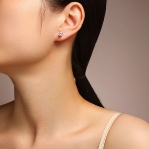 ต่างหูเงินแท้ 925 ประดับมอสซาไนต์ 0.5 กะรัต/ 1 กะรัต/ 2 กะรัต ทรงกลมเจียระไนสวยงาม ระยิบระยับ เหมาะสำหรับใส่ทุกวัน - Product Image 2