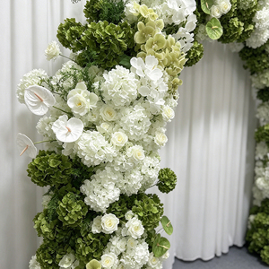 Arco de Flores Artificiales Hecho a Mano en Seda Blanca y Verde, Diseño Moderno para Entrada de Boda, Fondo Floral para Escenario - Product Image 3
