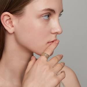 Anillo de banda ancha de oro macizo de 14 quilates de lujo con un peso sustancial para una declaración audaz - Product Image 4