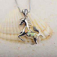 Pendentif délicat en forme de cheval western - Cuivre plaqué argent, opale blanche, chaîne de pull, chaîne à maillons, tendance pour un look superposé féminin