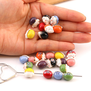 Cuentas de cerámica con diseño de flor de ciruelo y orificio lateral, estilo caricatura, para la elaboración de pulseras, colores aleatorios, accesorios de joyería DIY. - Product Image 3