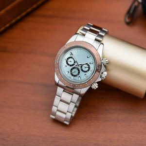 Reloj de Cuarzo Superventas con Círculo Interior Grabado y Tres Esferas Pequeñas Decorativas - Product Image 3