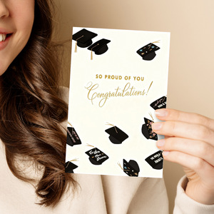 Elegante Tarjeta de Graduación con Estampado Dorado, Diseño de Birretes Negros, Tarjeta Rectangular de Papel para Celebración - Product Image 2