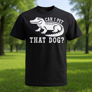 Camiseta con meme de cocodrilo Can I Pet That Dog, negra, unisex para adultos - Product Image 3