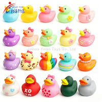 Canard en caoutchouc flottant en vinyle imperméable avec logo personnalisé pour le bain de bébé, les jeux de piscine et la décoration de fêtes