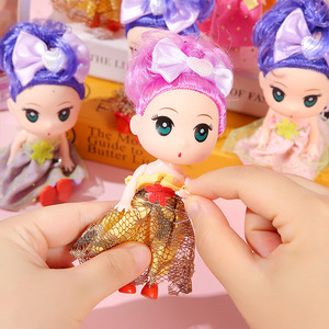 Vente en gros de figurines d'anime miniatures de 12 cm, nouvelle collection, mignonnes, à grosse tête, en plastique, avec un look étonné, petit cadeau porte-clés pour filles - Product Image 1