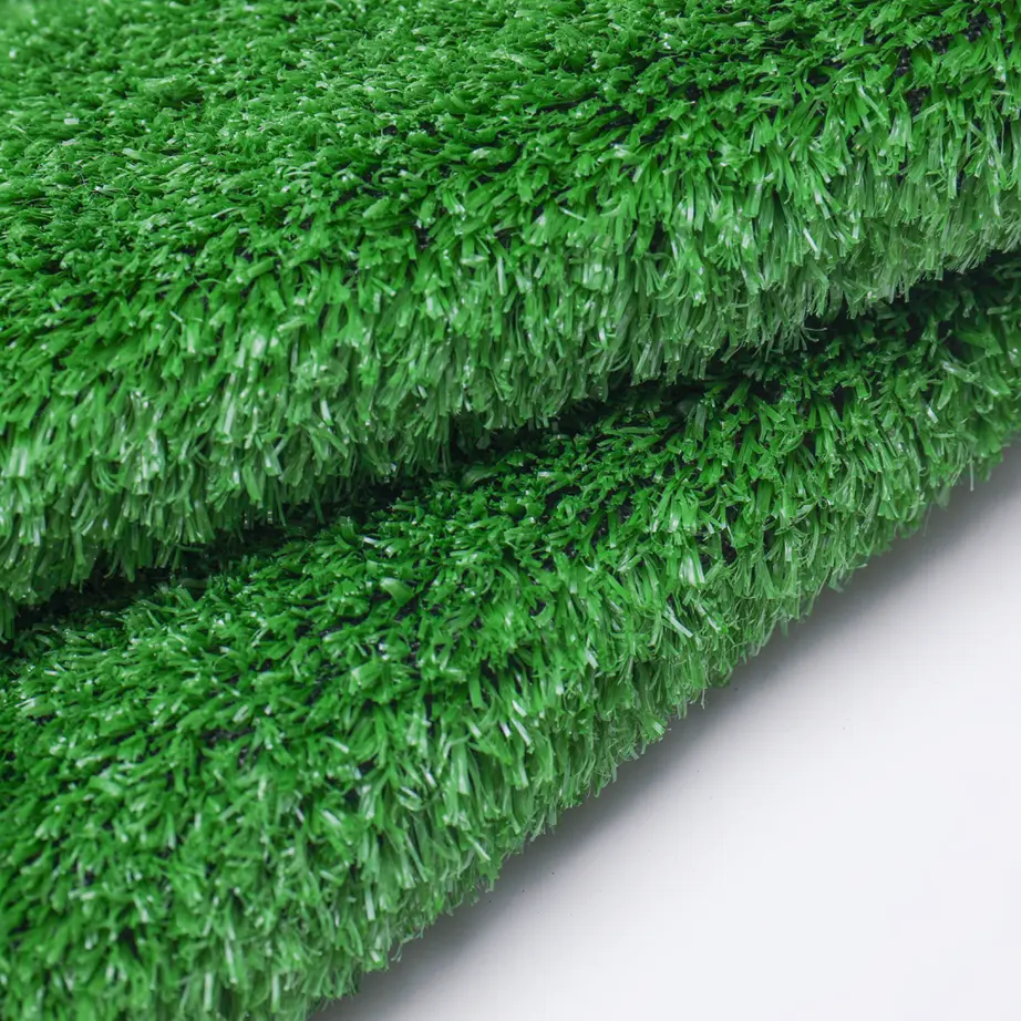 Erba sintetica del prato inglese del tappeto erboso di densità dei tuft di altezza 1.5 dell'erba di 6300 cm per il giardino domestico che pavimenta la decorazione d'abbellimento