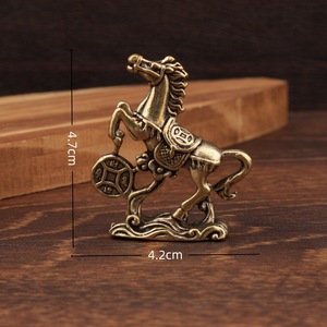 Adorno de caballo de latón, 4,7 cm de alto, 4,2 cm de ancho, decoración de escritorio con simbolismo Feng Shui - Product Image 1
