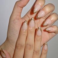 Ongles à presser en acrylique, base nude élégante, bordure dorée, forme amande, personnalisables, vente en gros, matériau fin et souple pour ongles, 10 pièces, pour mariage, fête, usage quotidien