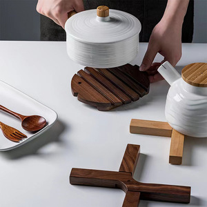 Sous-plat rond en bois de noyer résistant à la chaleur pour théière et vaisselle - Product Image 2