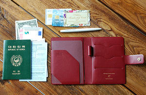 Funda Minimalista para Pasaporte de Cuero, Cartera de Viaje Ligera, Porta Pasaportes Resistente para Viajes en Avión y Aventuras al Aire Libre - Product Image 4