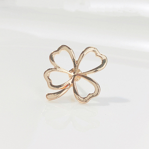 Spilla a Quadrifoglio Dorata, Gioiello di Moda, Accessorio da Donna, Regalo - Product Image 1